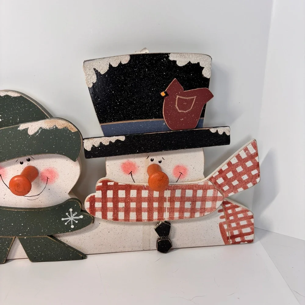 Unique Folk Art Wooden Snowman Family Wall Decor with Peg Nose Hooks‎ – 24